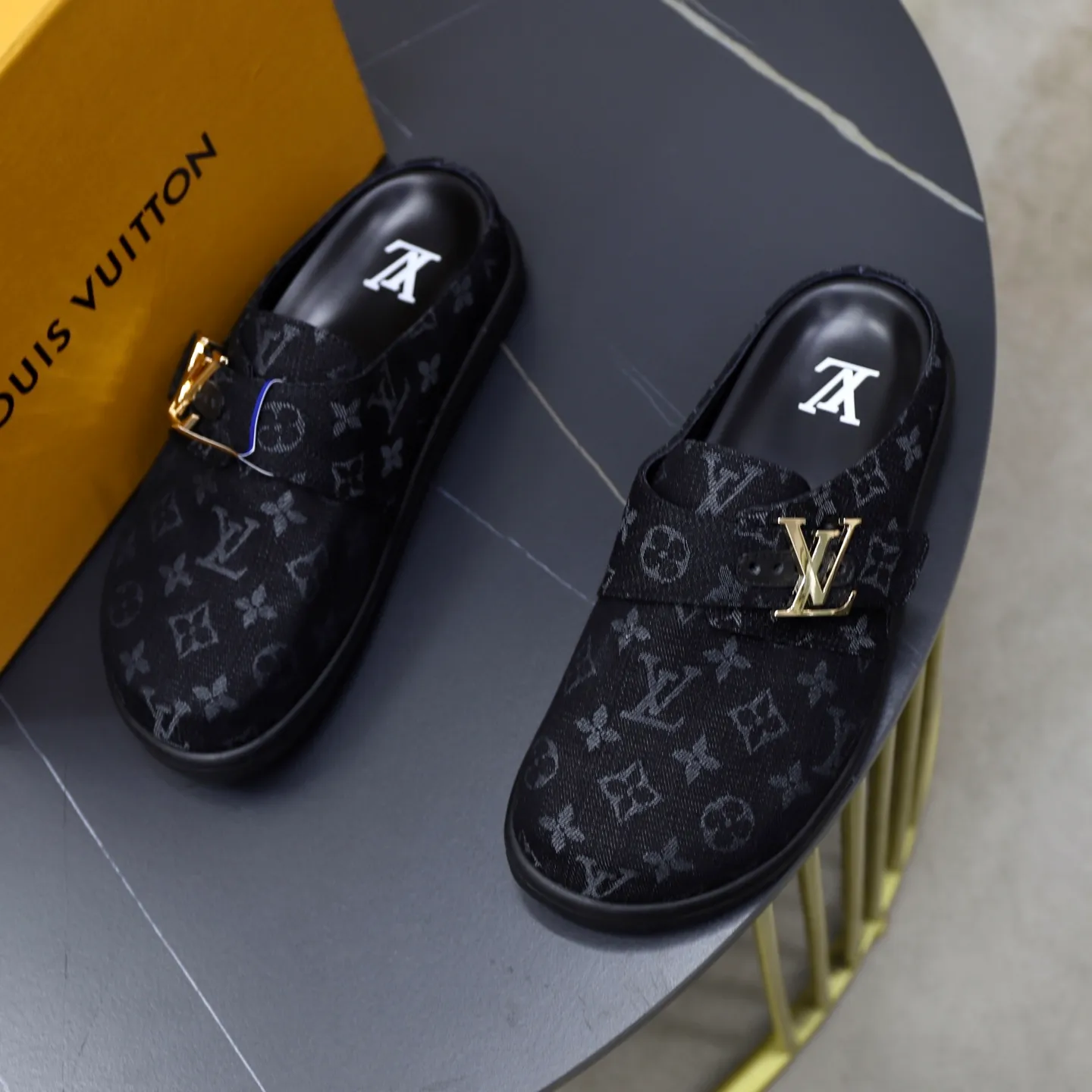 Ex-factory price: 520💰🙅‍♂️🙅‍♂️🙅‍♂️Birkenstock Brand: LV Louis Vuitton Standard code: 38-45 (cowhide lining) Grade: Same as the official website Material: Original presbyopic fabric design Original rubber wear-resistant molded outsole Style category: Men's fashion sandals Distinguished luxury brand elements Top luxury Color: Actual picture color